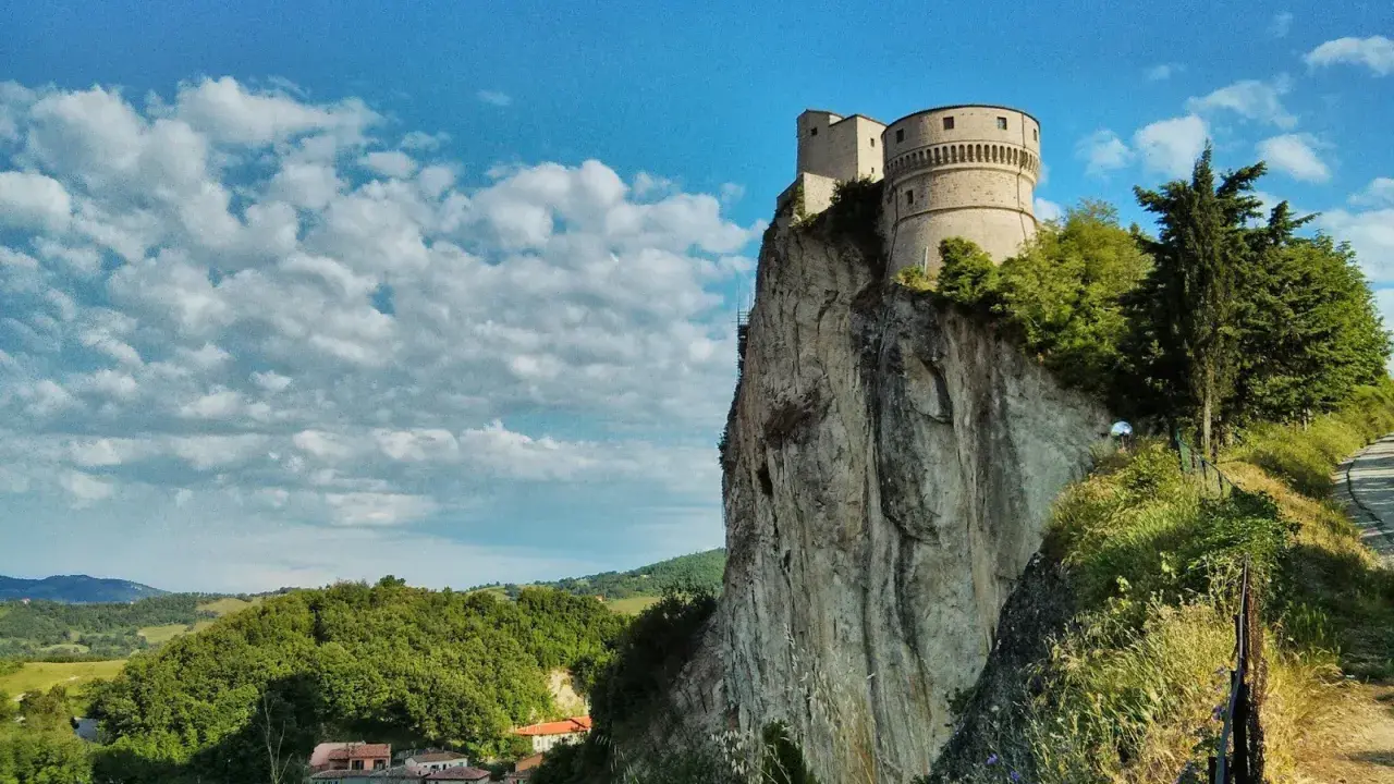 Fortezza di San Leo, Emilia Romagna, domina la roccia con un panorama mozzafiato.