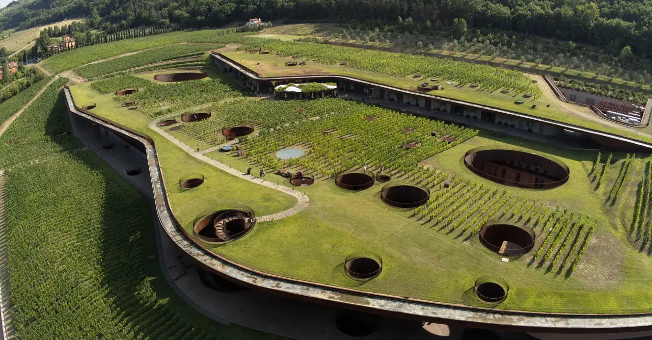 Cantine da visitare in Toscana: un'architettura unica che si fonde con i vigneti, con pozzi circolari che conducono al sottosuolo.