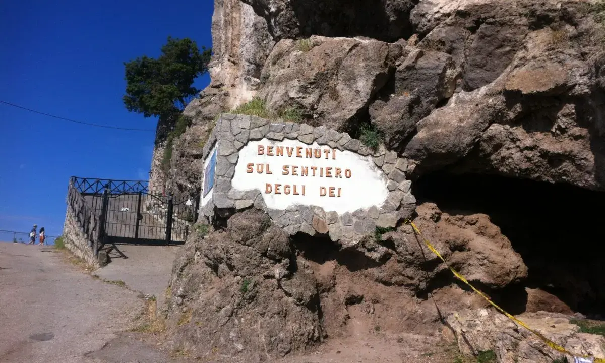 Benvenuti sul Sentiero degli Dei, un'antica via tra rocce e cielo azzurro.