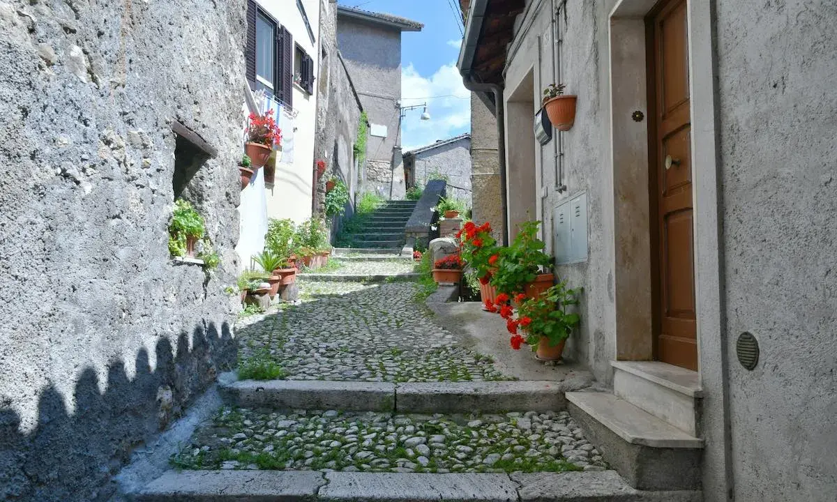 Un vicolo fiorito nel subiaco centro storico, con scalini in pietra e case antiche.