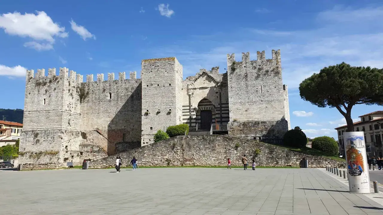 Il Castello dell'Imperatore a Prato, un must per chi cerca cosa vedere a Prato in un giorno, con la sua imponente architettura medievale.