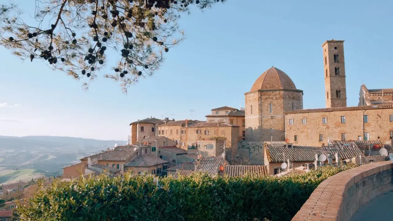 Panoramica di Volterra con la cupola e il campanile in pietra, ideale per scoprire cosa vedere a Volterra in mezza giornata.