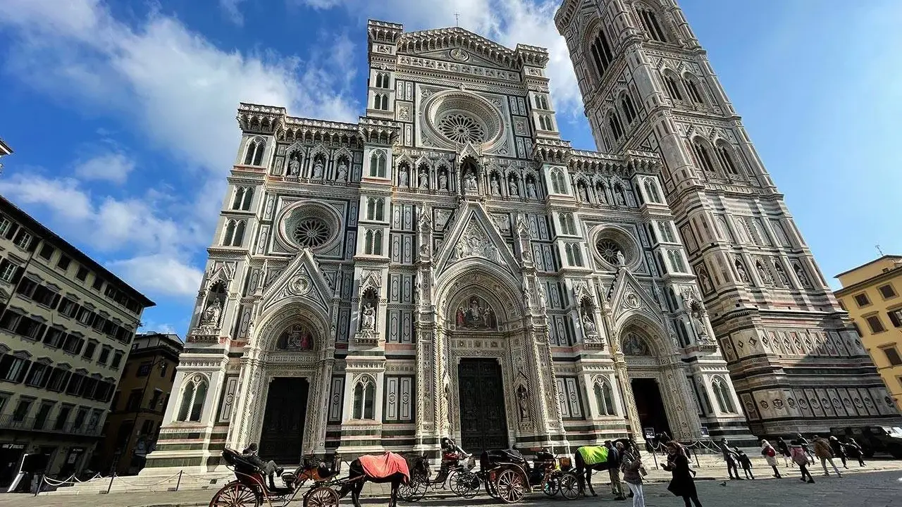 Carrozze trainate da cavalli davanti al Duomo di Firenze, un'ottima occasione per un free tour Firenze.