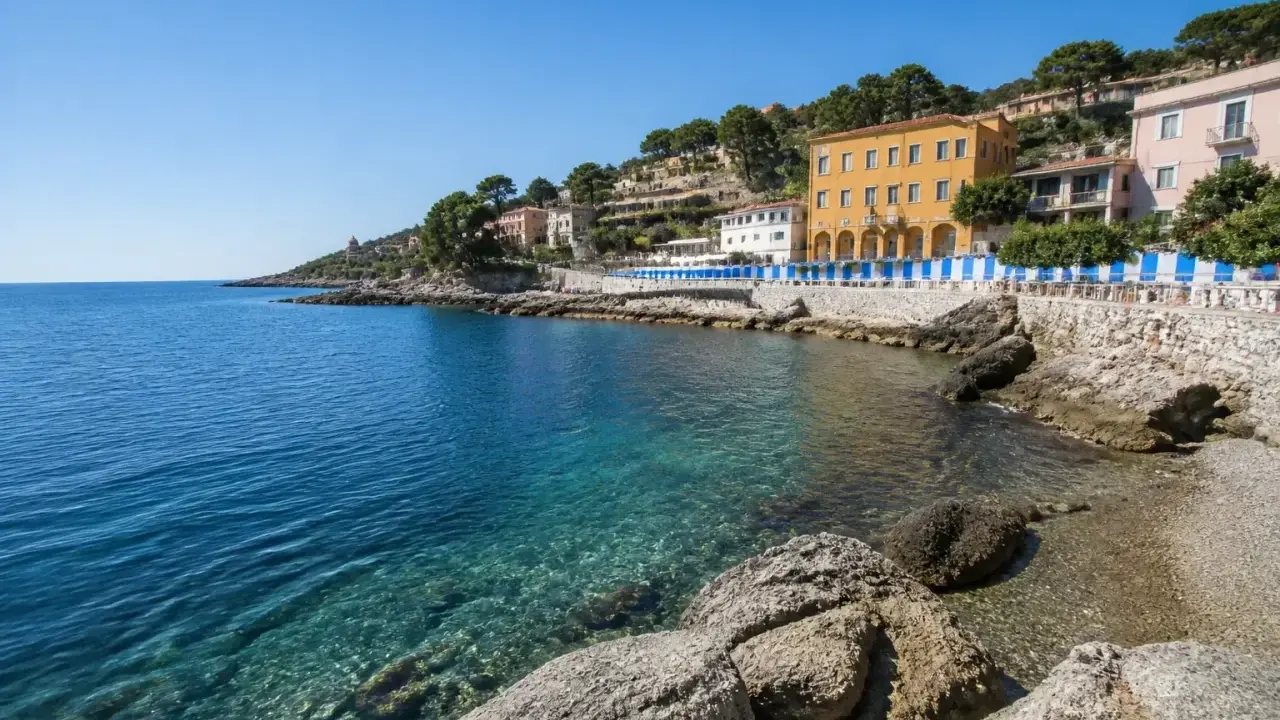Acque cristalline e case colorate lungo la costa, un angolo di paradiso tra le calette di Porto Santo Stefano.