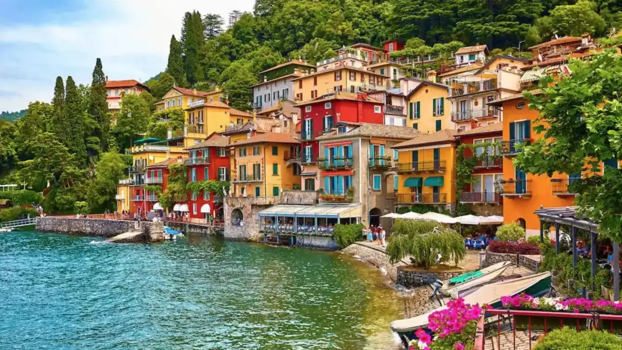 Colorate case affacciate su un lago azzurro, un angolo di pace vicino Milano.