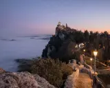 Torre Guaita domina la nebbia al tramonto, un luogo magico dove si trova San Marino.