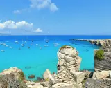 Acque cristalline e barche ancorate, un paradiso che fa sognare dove si trova l'isola di Favignana.