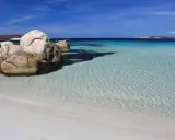 Spiagge La Maddalena raggiungibili a piedi: sabbia bianca, rocce granitiche e acque cristalline turchesi. Un paradiso naturale.
