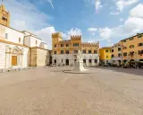 Piazza del Popolo a Grosseto: Duomo, Palazzo Aldobrandeschi e statue. Ideale per scoprire cosa vedere a Grosseto in un giorno.