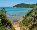 Spiaggia incantevole, una località balneare in provincia di Grosseto, con acque cristalline e vegetazione mediterranea.