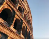 Il Colosseo illuminato dal sole, un'icona imperdibile per chi visita Roma in 2 giorni.