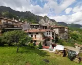 Un incantevole villaggio di borghi medievali friulani, incastonato tra montagne imponenti e verdi colline.