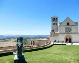 Statua equestre e Basilica di San Francesco, un must per chi cerca cosa fare ad Assisi.