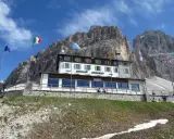 Rifugio Auronzo, uno dei rifugi in Veneto, si erge maestoso sotto le imponenti Tre Cime di Lavaredo.