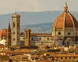 Il Duomo di Firenze, con la cupola del Brunelleschi e il Campanile di Giotto, è un simbolo di cosa vedere assolutamente a Firenze.