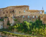 Antico castello su una collina, uno dei borghi medievali vicino Roma, con un grande orologio sulla torre.