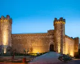 La Fortezza di Montalcino, illuminata di sera, è un must per chi visita Montalcino cosa vedere in un giorno.