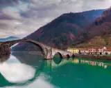 Ponte del Diavolo, un'idea per cosa vedere a Lucca e dintorni in 3 giorni. Case colorate e fiume smeraldo.