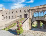 Viterbo cosa vedere in un giorno: la scalinata fiorita del Palazzo dei Papi, con il suo suggestivo loggiato, è un must per ogni visita.