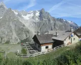 Rifugi in Piemonte facili da raggiungere, con vista su imponenti montagne innevate. Un luogo ideale per una pausa rilassante.