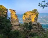 Formazioni rocciose suggestive illuminate dal sole, un paesaggio mozzafiato che ricorda le tappe del cammino della Via degli Dei.