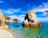Scogliera imponente su un mare cristallino, un angolo di paradiso che sembra vicino a Firenze per la sua bellezza.