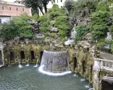 Una gita fuori porta a Roma in inverno: la Fontana dell'Ovato a Villa d'Este, Tivoli, con le sue cascate e statue.