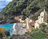 Baia di San Fruttuoso, un gioiello nascosto tra Camogli e Portofino, con il suo monastero millenario e il mare cristallino.