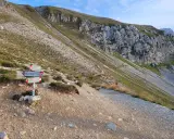 Sentiero della via normale al Corno Grande del Gran Sasso. Cartelli indicatori per Campo Imperatore e altre destinazioni.