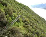 Sentiero panoramico con passerella in Trentino, ideale per passeggiate facili con vista lago.