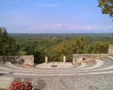 Anfiteatro in pietra con vista panoramica sulla campagna, vicino a via Gaggio Lonate Pozzolo.
