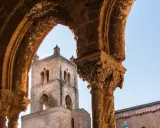Archi decorati e campanile del Duomo di Monreale, un luogo imperdibile da vedere in Sicilia.