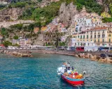 Barche e bus lungo la costa: ecco come visitare la Costiera Amalfitana senza auto, godendosi il mare e i borghi colorati.