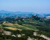 Paesaggio collinare con borghi e torri, ideale per esplorare i sentieri dell'Appennino Tosco Emiliano.