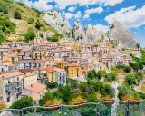 Borghi da visitare in provincia di Potenza: un incantevole paese aggrappato alla roccia, con case colorate e un panorama mozzafiato.