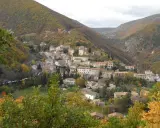 Un incantevole borgo da visitare in provincia di Macerata, immerso tra le colline marchigiane in autunno.