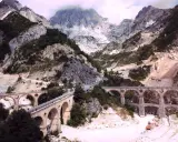 Alpi Apuane: cosa vedere? Maestose cave di marmo, ponti storici e strade panoramiche.