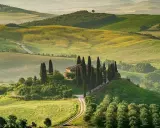 Colline toscane con cipressi e casale, un'immagine iconica dei borghi da visitare in Toscana.