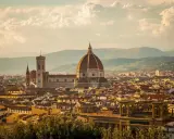 Panoramica di Firenze al tramonto, con il Duomo e il Campanile di Giotto che dominano il paesaggio urbano. Un'idea per un itinerario di Firenze in due giorni.