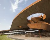 Architettura moderna di cantine toscana famose, con scale a chiocciola in corten e ampie vetrate che riflettono il paesaggio collinare.