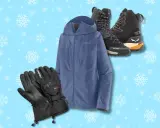 Abbigliamento essenziale per sapere come vestirsi per andare sulla neve: giacca blu, guanti neri e scarponi da trekking.