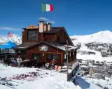 Rifugio alpino in Piemonte, perfetto per un capodanno sulla neve. Sci e panorami mozzafiato.