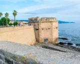 Torre medievale e mura sul mare, un'idea di cosa vedere ad Alghero in 3 giorni.