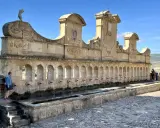 Fontana monumentale con archi e getti d'acqua, un luogo da scoprire ad Agira.
