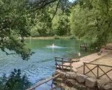 Lago incantevole, ideale per rilassarsi e nuotare, vicino ai borghi vicino l'Aquila.