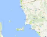 Mappa dell'Arcipelago Toscano, con l'Isola d'Elba e Portoferraio ben visibili. Si trova nel Mar Tirreno, a est della Corsica.