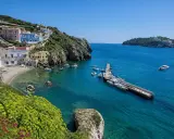 La spiaggia di Santa Maria a Ponza, con le sue case colorate aggrappate alla collina e il mare cristallino, è un incanto.