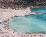 Spiaggia affollata con acque turchesi, ideale per chi cerca dove andare al mare a novembre.