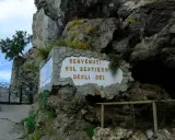 Ingresso del Sentiero degli Dei, con cartello di benvenuto e cancello in ferro battuto.
