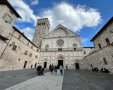 Basilica di San Francesco, Assisi. Un'idea di cosa vedere ad Assisi in un giorno, tra piazze e architetture storiche.